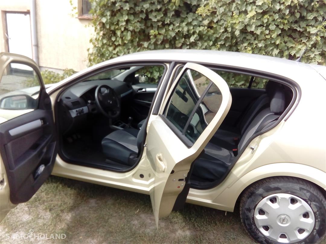 Opel Astra H (2004-2014) Sprzedam Opla Astrę 1,6 rocznik 2004 cena 7 tysiecy do neg 2